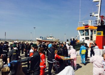Sbarco a Corigliano, il barcone ha attraccato al porto – FOTO