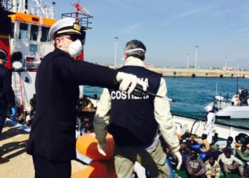 Sbarco a Corigliano, il barcone ha attraccato al porto – FOTO