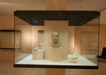 L’acrolito di Apollo esposto a Ciro’ Marina, le immagini esclusive