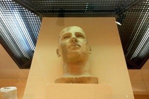 Testa di Apollo esposta a Cirò Marina