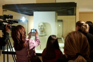 Visitatori ammirano l'acrolito di Apollo a Cirò Marina