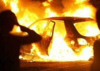 Auto in fiamme sulla SS107, finanzieri salvano intera famiglia