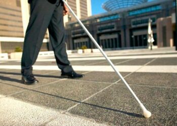 Finto cieco guidava e leggeva giornale, crotonese indagato a Padova