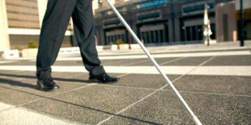 Finto cieco guidava e leggeva giornale, crotonese indagato a Padova