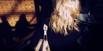 Molesta titolare di agenzia assicurazioni a Rossano, restrizione per 71enne