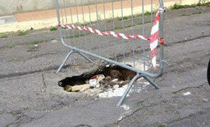 Papanice, rottura rete fognante crea voragine