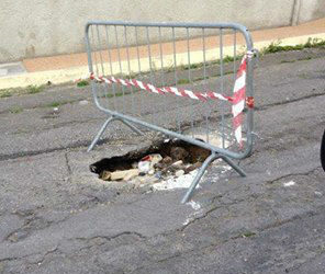 Papanice, rottura rete fognante crea voragine