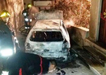 Auto e portone in fiamme a Casabona, avviate indagini