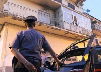 Ciro’ Marina, si lancia dal balcone al terzo piano: e’ ancora vivo