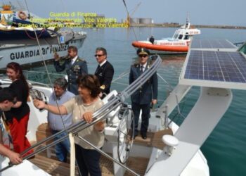 Finanza dona barca a vela confiscata a scuola calabrese