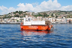Battello pulizia mare
