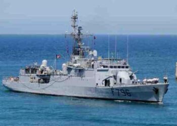 Nave francese a Crotone con 217 migranti a bordo