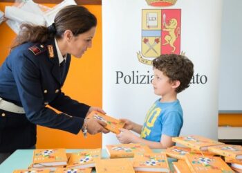 Polizia dona ‘diario’ a studenti di Cosenza