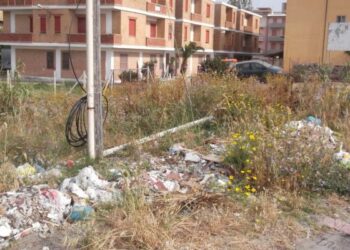 Ciro’ Marina, discarica di inerti con vista mare