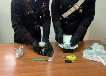 Crotone, scoperto laboratorio di droga in casa: vedette nel quartiere