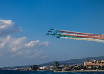Acrobazie e brividi in Calabria con le Frecce Tricolori: le foto piu’ belle