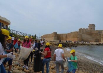 Un motore e una panchina nei fondali di Le Castella