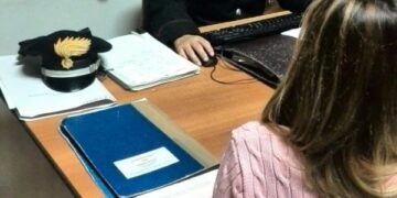 Tenta di spingere convivente dal terzo piano, fermato 38enne