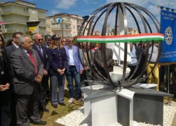 Ciro’ Marina, un monumento ai migranti