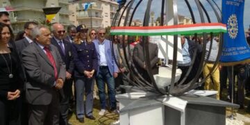 Ciro’ Marina, un monumento ai migranti