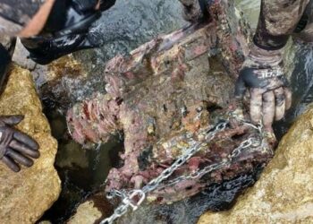 Un motore e una panchina nei fondali di Le Castella