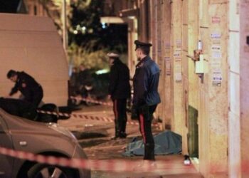 Uccide moglie a coltellate e si uccide