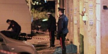 Uccide moglie a coltellate e si uccide