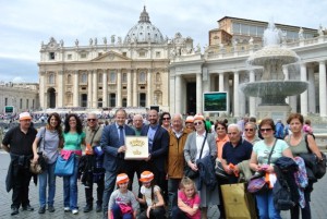 Papa Francesco benedice i Diademi realizzati dal maestroffidato