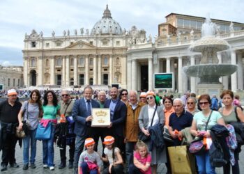 Papa Francesco benedice i Diademi realizzati dal maestro Affidato