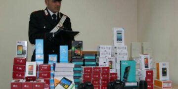 Colpo da 25 mila euro al centro commerciale di Corigliano, ladri si calano dal tetto