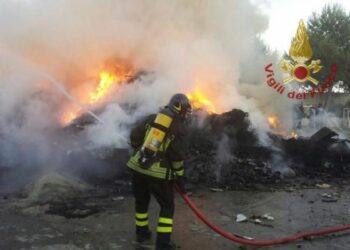 Rifiuti in fiamme a Crotone, allarme per fumo