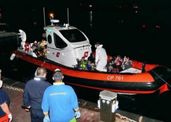 Soccorso yacht incagliato a Capo Colonna, a bordo 148 migranti