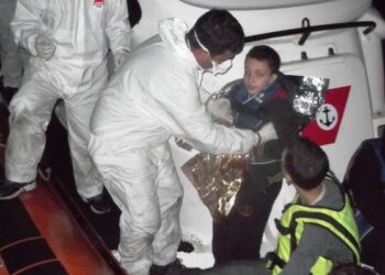 Soccorso yacht incagliato a Capo Colonna, a bordo 148 migranti