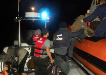 Yacht con migranti a Capo Colonna, le foto dei soccorsi