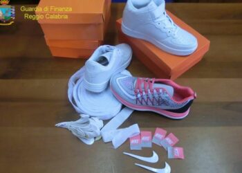 Scarpe Nike e prodotti F.C. Barcelona contraffatti, sequestri in Calabria