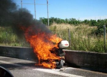 Da fuoco al motorino per sfuggire a controllo Carabinieri