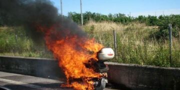 Da fuoco al motorino per sfuggire a controllo Carabinieri