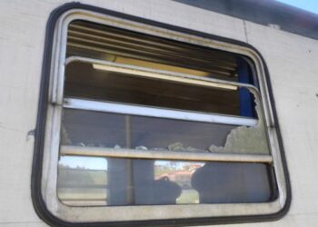 Calabria: sassi contro treno regionale, ferito passeggero