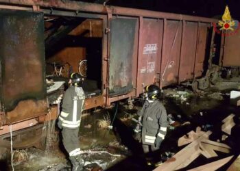 In fiamme vagone treno usato dagli immigrati a Crotone