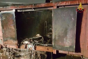 Vagone treno in fiamme a Crotone (1)