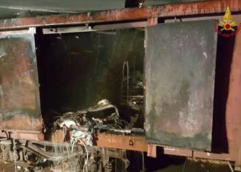 Vagone treno in fiamme a Crotone – FOTO