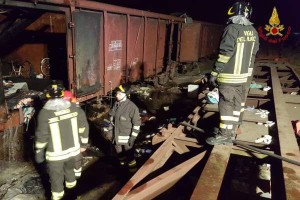 Vagone treno in fiamme a Crotone (2)