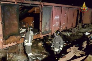 Vagone treno in fiamme a Crotone (3)
