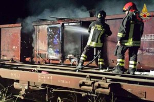 Vagone treno in fiamme a Crotone (4)
