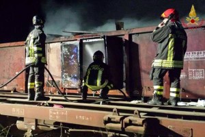 Vagone treno in fiamme a Crotone (5)