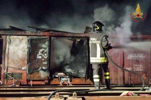 Vagone treno in fiamme a Crotone (6)