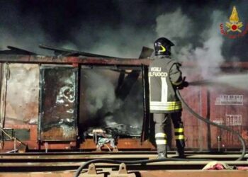 Vagone treno in fiamme a Crotone – FOTO