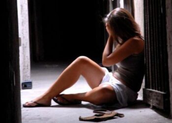 Tenta violenza sessuale su ex convivente alla fermata del bus