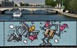 Parigi, street art al posto dei lucchetti dell’amore. FOTO
