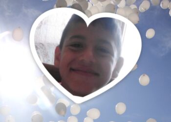 Palloncini bianchi e lacrime a Ciro’ Marina per l’addio al piccolo Antonio